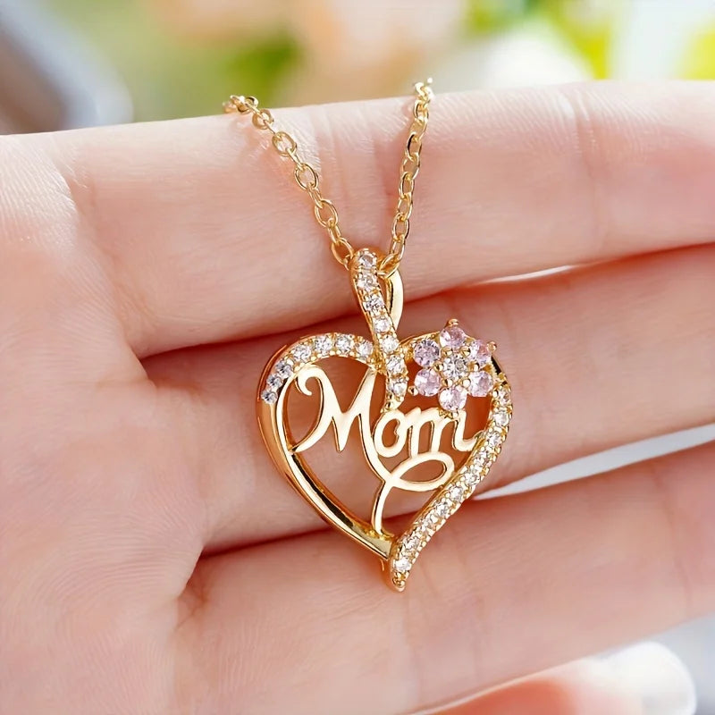 Boîte-cadeau avec rose éternelle et collier élégant pour mamans