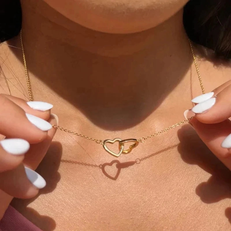 Boîte de roses éternelles avec collier cœur en or 18K et argent personnalisé