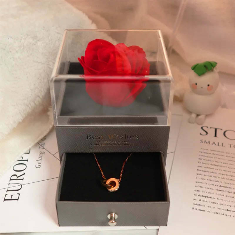 Boîte-cadeau avec rose éternelle et collier élégant pour mamans