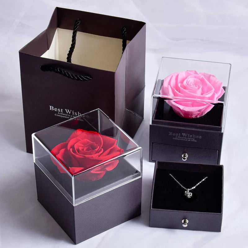 Boîte-cadeau avec rose éternelle et collier élégant pour mamans